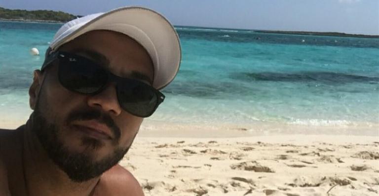 Belo faz selfie em praia a acaba mostrando bumbum de Gracyanne Barbosa