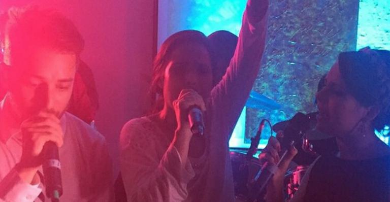 Wanessa, Sandy e Junior cantam juntos em casamento
