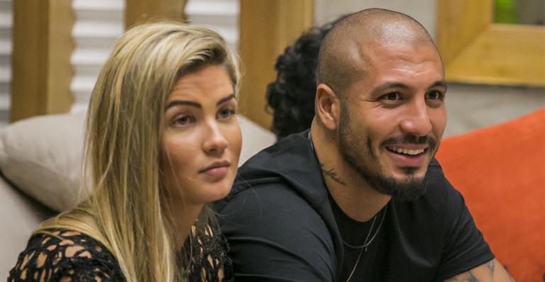 Acabou? Aline Gotschalg deleta fotos de Fernando nas redes sociais