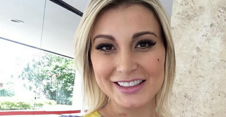 Andressa Urach sai do hospital e diz que vai para a igreja