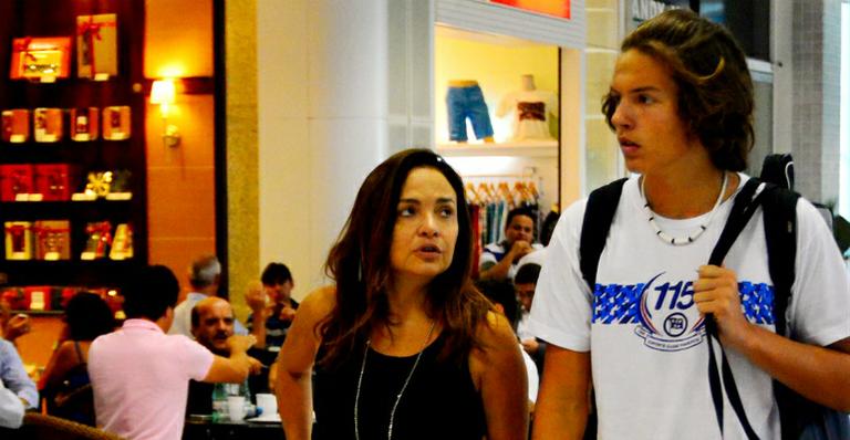 Ele cresceu! Filho de Luiza Tomé chama a atenção em aeroporto