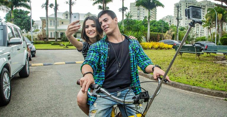 Arthur Aguiar e Manu Gavassi vivem par romântico em clipe de Tânia Mara