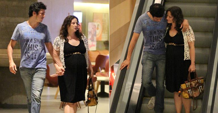 Paula Braun exibe barriga de grávida ao lado de Mateus Solano