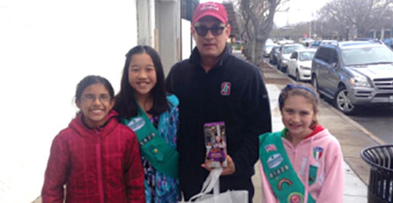 Tom Hanks ajuda garotinhas a vender cookies nos EUA