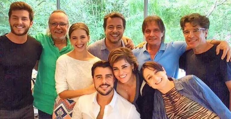 Roberto Carlos tieta elenco de ‘Império’ em almoço