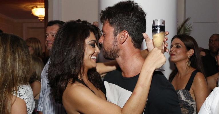 É o amor! Juliana Paes e Carlos Eduardo Baptista trocam beijos em festa no Rio
