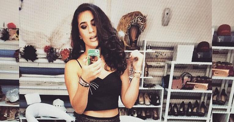 Lívian Aragão mostra a barriga e exibe boa forma em selfie no Instagram