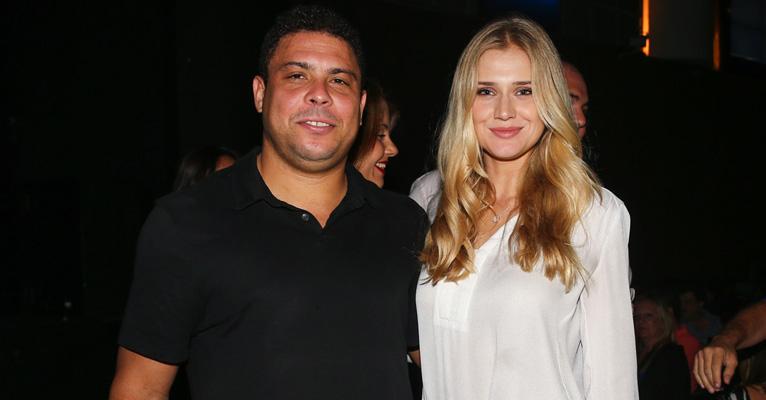 Ronaldo e Celina Locks, sua nova namorada, curtem show em clima de romance