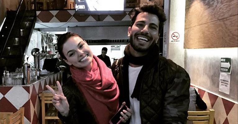 No México, Isis Valverde posa agarrada com o namorado, Uriel Del Toro