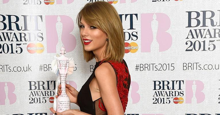 Gata arranha a perna de Taylor Swift e cantora brinca: ‘Você me deve 40 milhões de dólares’