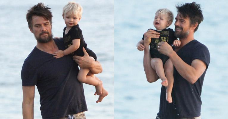 Josh Duhamel leva o filho no mar e o pequeno começa a chorar de medo