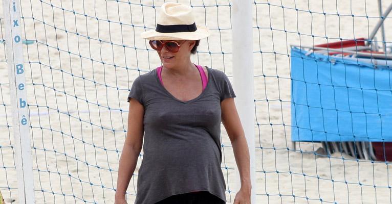 Grávida de 7 meses, Carolina Ferraz exibe o barrigão na orla do Leblon