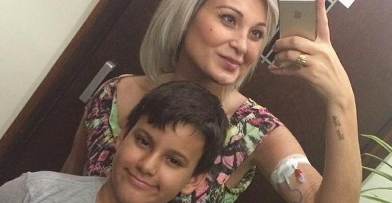 Andressa Urach faz declaração para o filho: “Nunca é tarde para aprender a ser mãe”