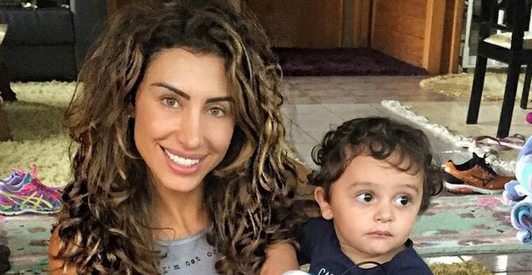 De biquíni, Jaque Khury exibe boa forma com o filho em praia do Rio
