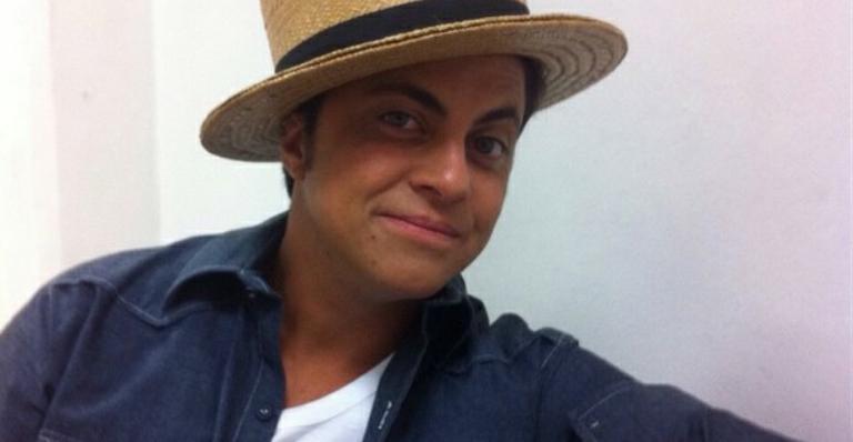 Sem camisa, Thammy Miranda posta selfie na piscina