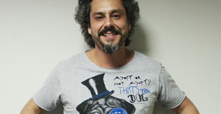 Alexandre Nero fotografa para campanha em prol de animais de estimação