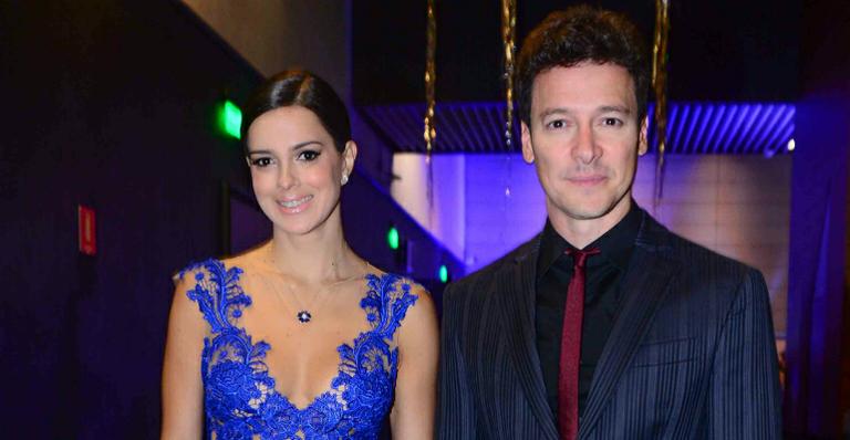 Vera Viel exibe aliança de casamento com Rodrigo Faro