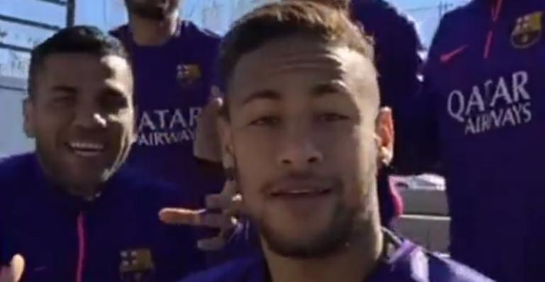 Antes de clássico contra o Manchester City, Neymar canta música de Thiaguinho