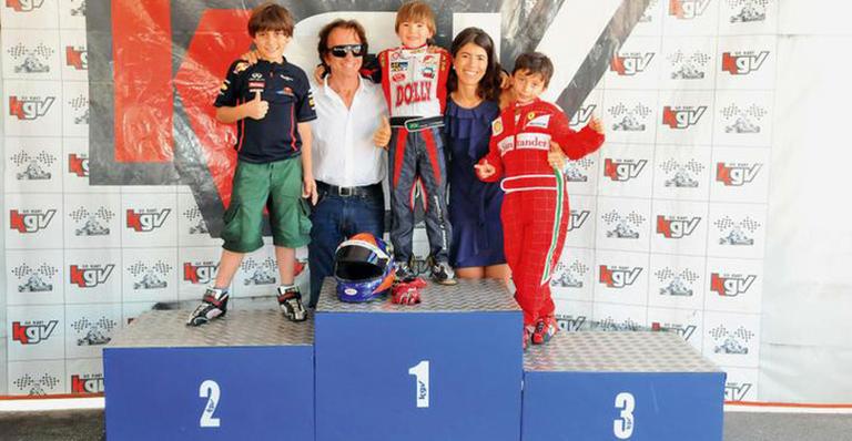 Emerson Fittipaldi e Rossana fazem festa para herdeiro