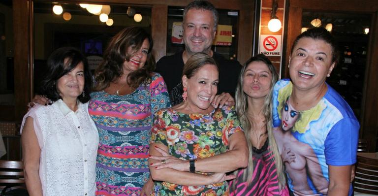 Susana Vieira comemora aniversário da irmã em churrascaria no Rio