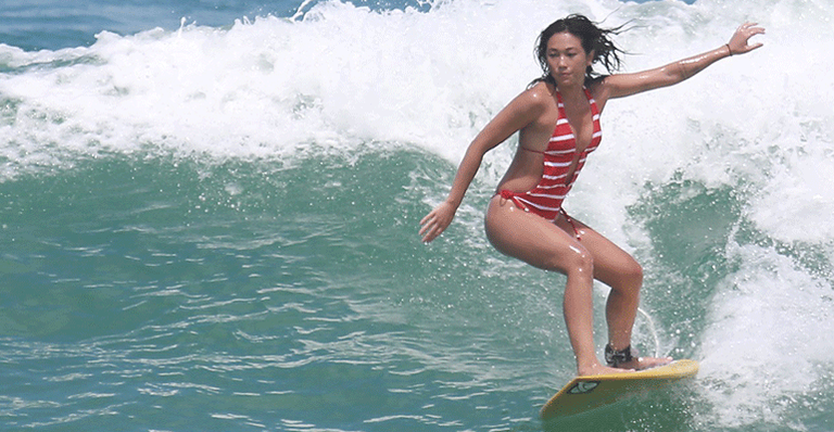 Daniele Suzuki exibe boa forma em dia de surfe na praia do Rio de Janeiro