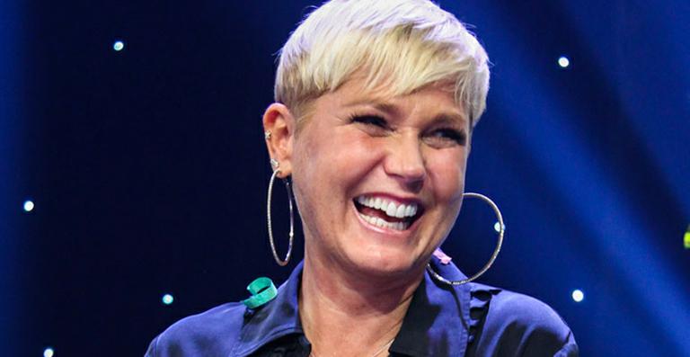 Xuxa brinca com cachorros e canta ‘Ilariê’ com seu papagaio