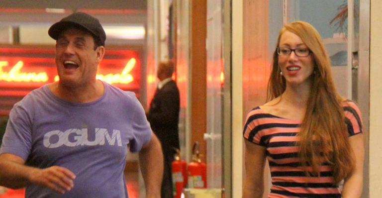 Sérgio Mallandro e ex-BBB Aline Dahlen passeiam juntos em shopping do Rio