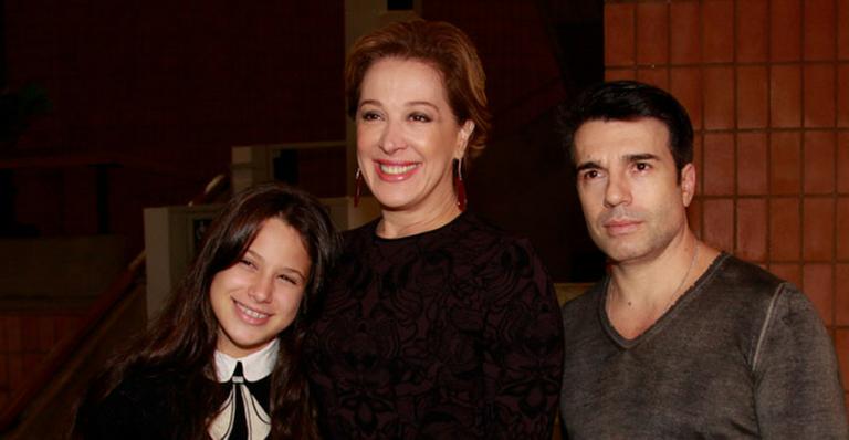 Claudia Raia leva a filha e o namorado para peça de teatro em São Paulo