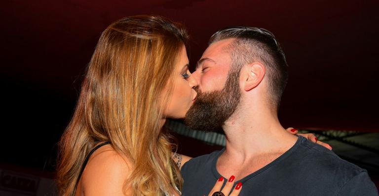 Aos beijos, Cacau Colucci aproveita a noite com o namorado