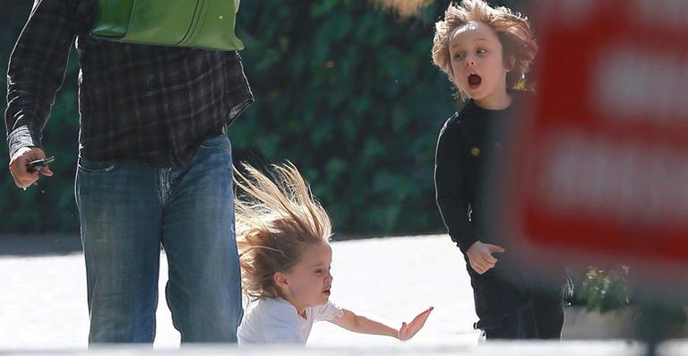 Oops… Vivienne Jolie-Pitt leva tombo durante passeio
