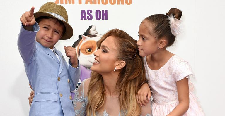Jennifer Lopez leva os filhos gêmeos na première de Cada Um Na Sua Casa, em Los Angeles