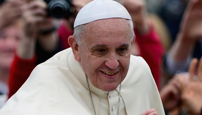 Na Itália, Papa Francisco é surpreendido e ganha pizza de presente de fiel