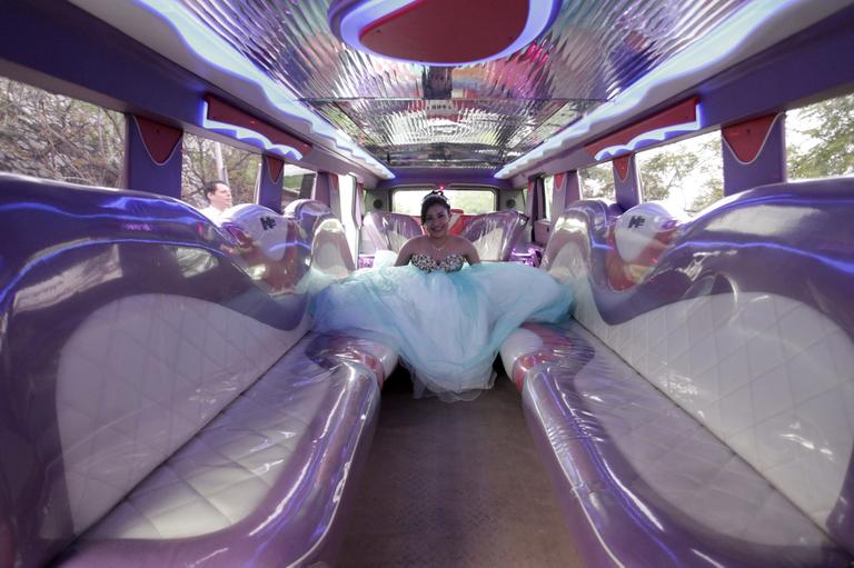 No México, debutantes apostam em vestidos extravagantes e limusines gigantescas