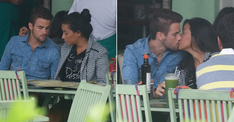 Talita Araújo e Rafael Licks, do BBB 15, trocam beijos em restaurante no Rio