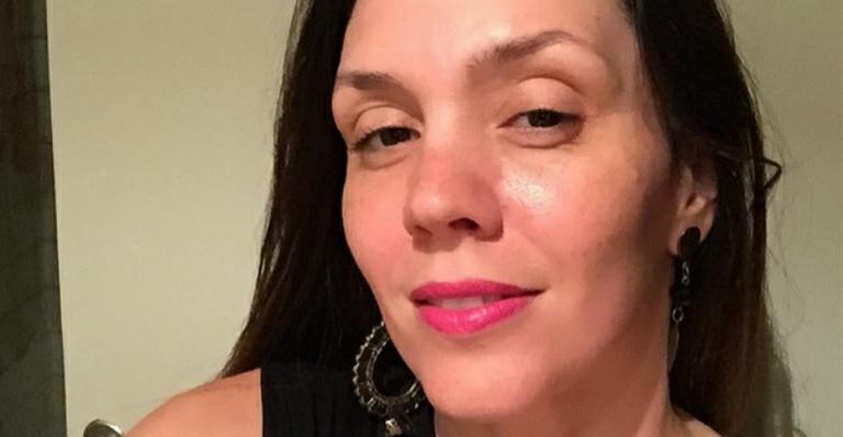Simony posa com as pernas de fora e filosofa na web: “Sou o tipo de mulher ou me amam ou me odeiam”