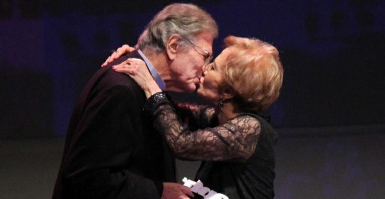 Glória Menezes recebe prêmio pela carreira e beijo do marido, Tarcísio Meira