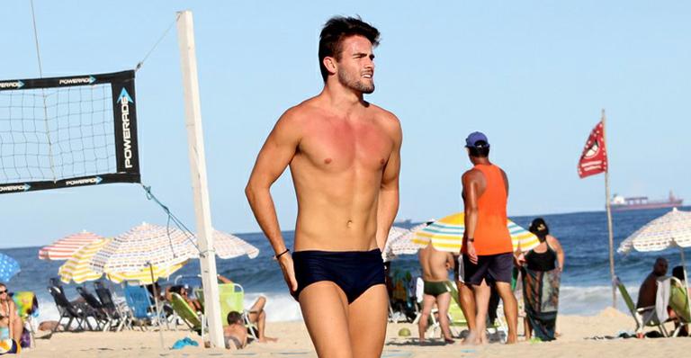 Rafael, do ‘BBB15’, joga futevôlei e mostra boa forma