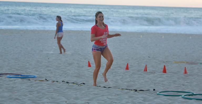 Fernanda Vasconcellos faz treino funcional em praia