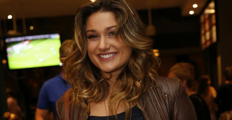 Sasha prestigia estreia da peça de seu pai, Luciano Szafir