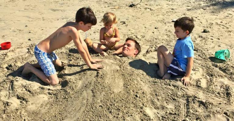 Tom Brady, marido de Gisele Bündchen, é enterrado na areia pelos filhos
