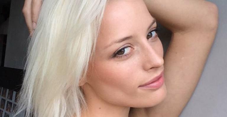 Top model Flávia Lucini muda o visual e aparece com cabelos platinados