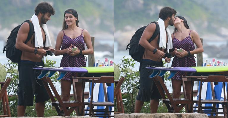 Deborah Secco curte dia na praia com o namorado, Hugo Moura
