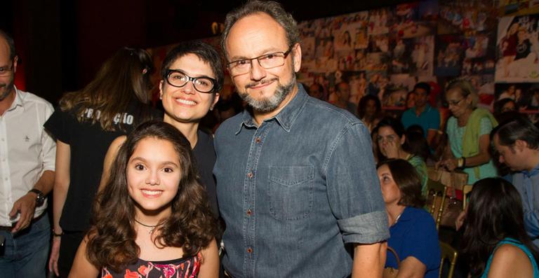 Sandra Annemberg e Ernesto Paglia prestigiam desfile com a filha, Elisa