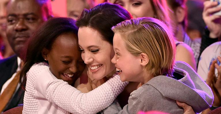 Ao lado das filhas Shiloh e Zahara, Angelina Jolie recebe prêmio e discursa: ‘Ser diferente é bom’