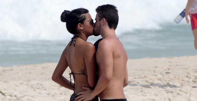 Ex-BBBs Talita e Rafael trocam beijos na praia