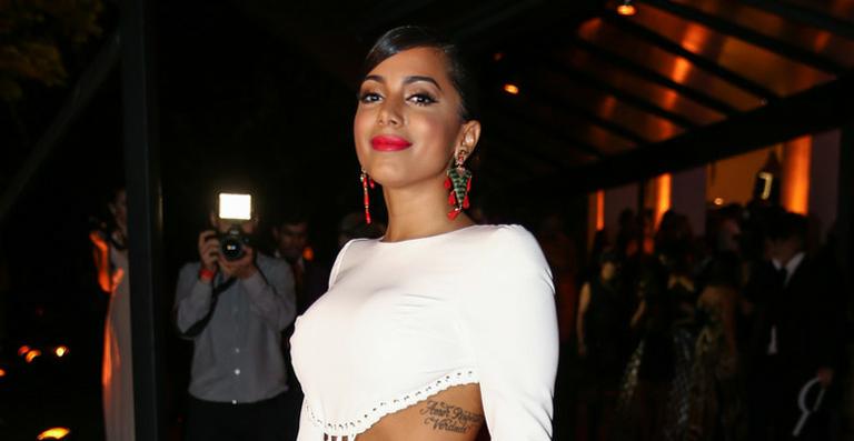 Anitta faz festa de aniversário inspirada em Alice no País das Maravilhas