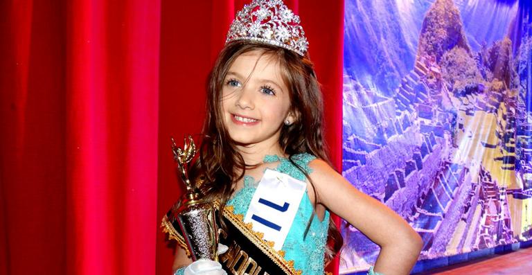 Brasileira de 5 anos vence o Mini Miss World Universe 2015 - CARAS Brasil