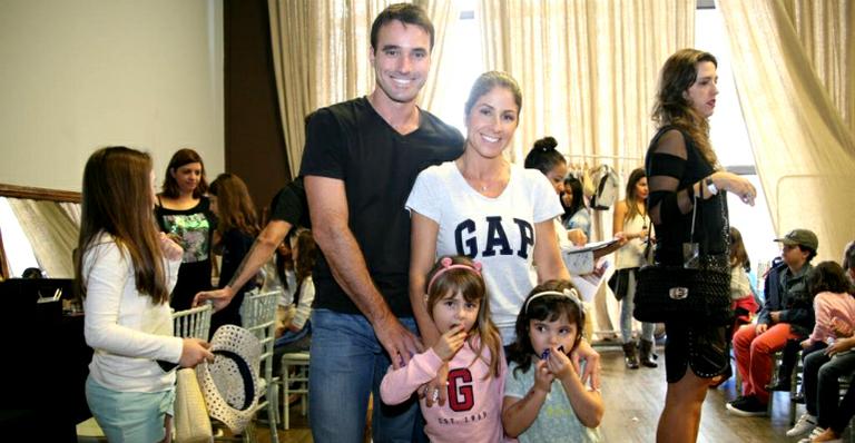 Apresentadora Patricia Maldonado desfila com a família no Fashion Weekend Kids