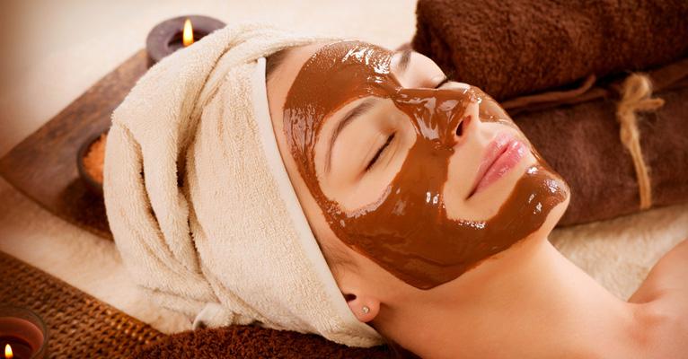 Máscaras de beleza feitas de chocolate deixam a pele macia e hidratada