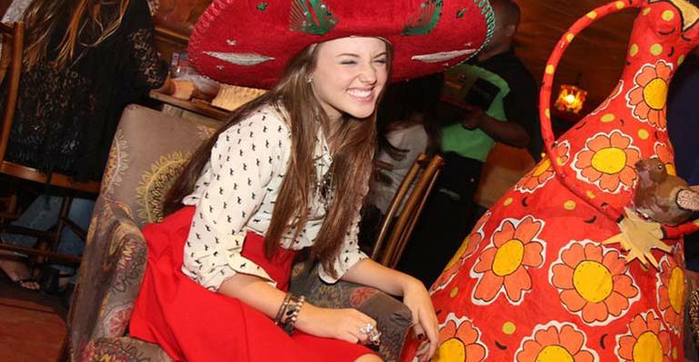 Atriz Brenda Sabryna comemora aniversário com famosos em casa mexicana